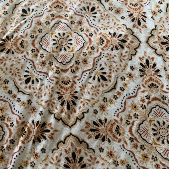 24/7 Maurices Small Short Sleeve Patterned Cream and Brown Women's Top Preloved - Picture 2 of 2